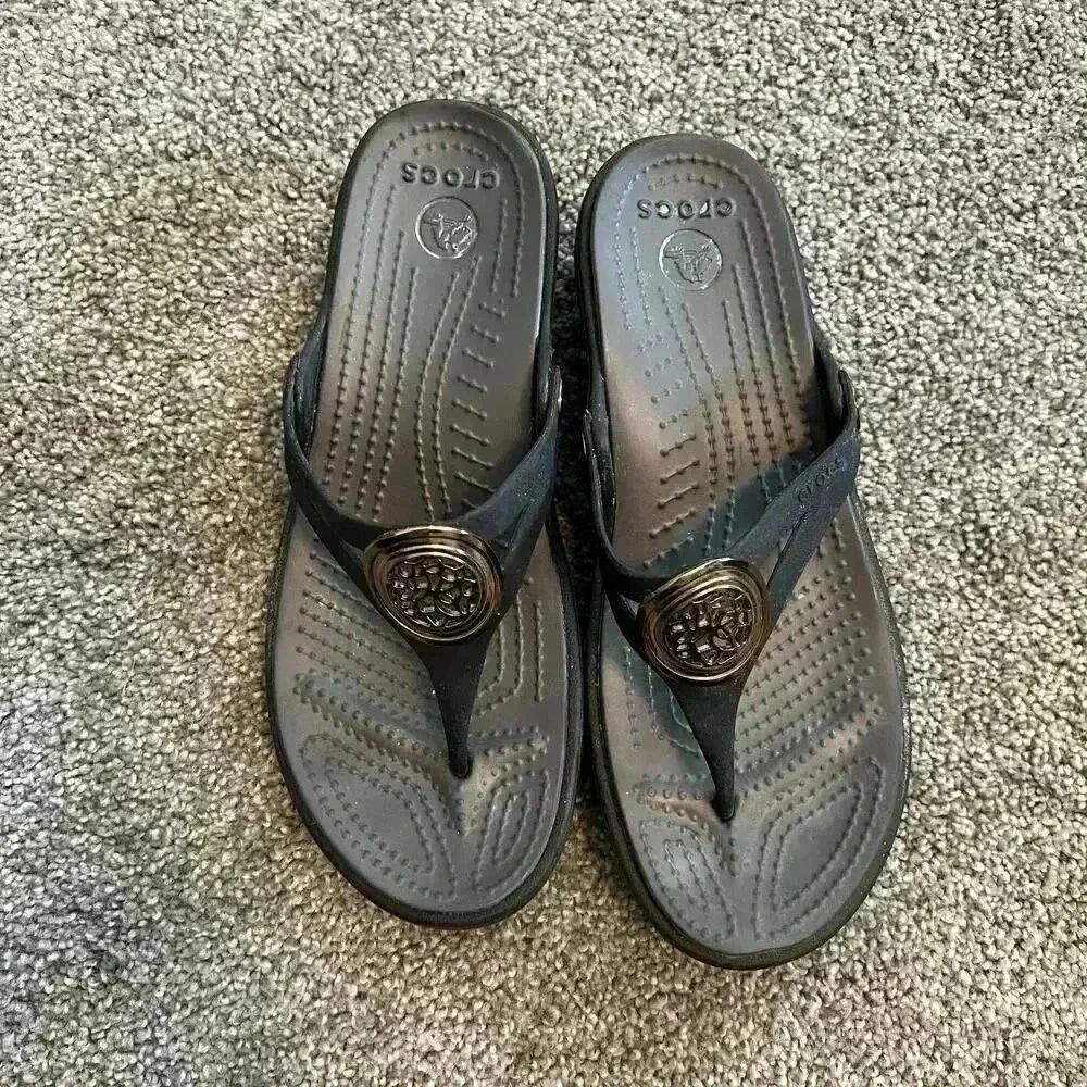 Crocs Sanrah Flip Flop Wedge Black with Gold Circle Women Size 6